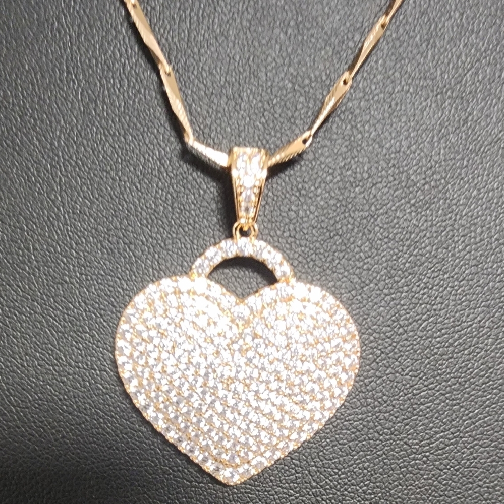 Stunning Heart Charm Necklace For the one u love!!